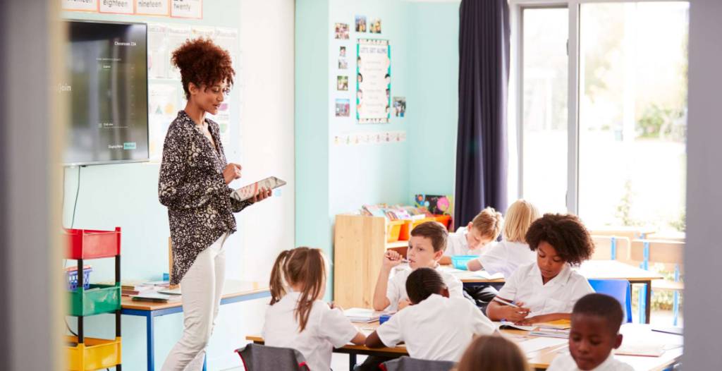 Monatge being used by a teacher with young students in a classroom